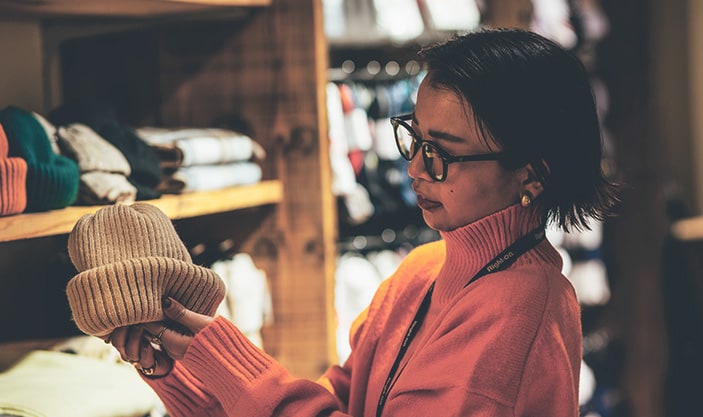 販売スタッフの勤務風景