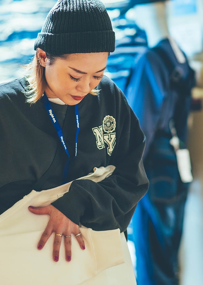 販売スタッフの勤務風景