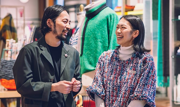 販売スタッフの勤務風景