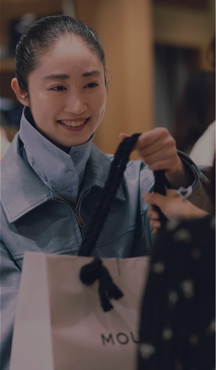 販売スタッフの勤務風景